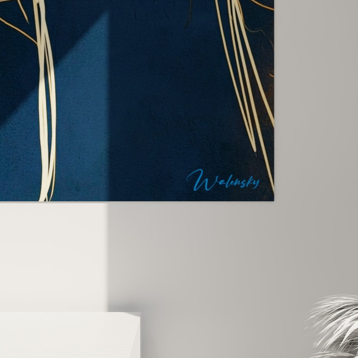 Détail des coulures ocre et du grain bleu marine dessinant le profil de l'alpaga sur la toile