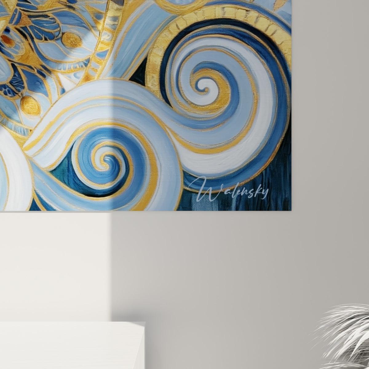 Détail des spirales dorées et du grain pictural bleu marine sur la toile encadrée de l'alpaga