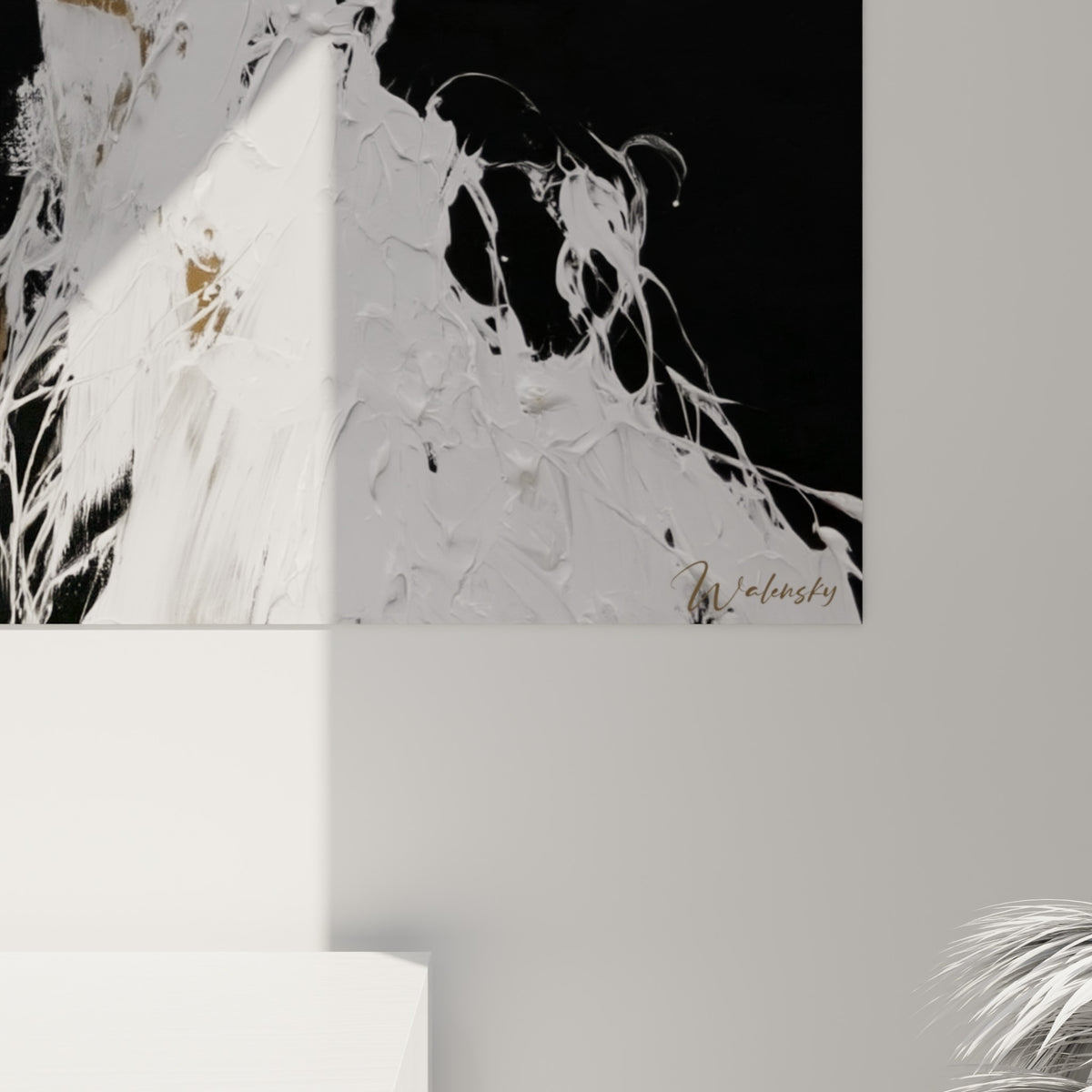 Empâtements de peinture blanche et dorée formant la toison d'un alpaga, coulures visibles sur fond noir