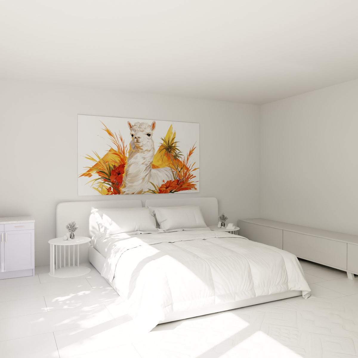 Silhouette d'alpaga blanc parmi hibiscus rouges et herbes dorées, au-dessus d'un lit dans une chambre claire