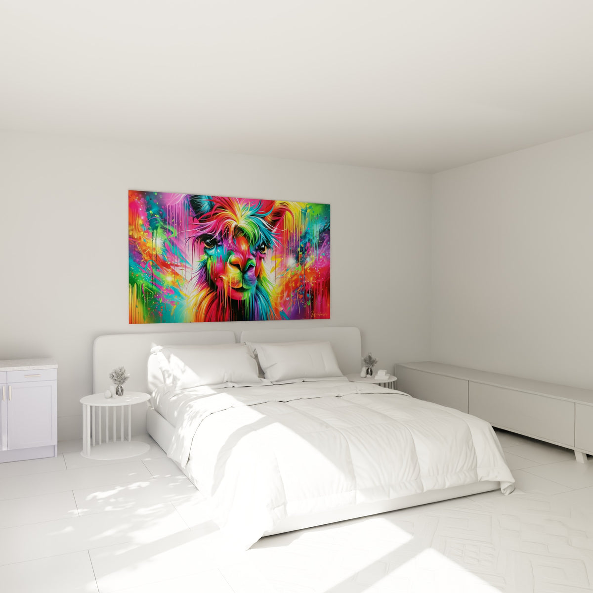 Museau d'alpaga multicolore aux teintes fuchsia et jaune, accroché au-dessus d'un lit dans une chambre claire