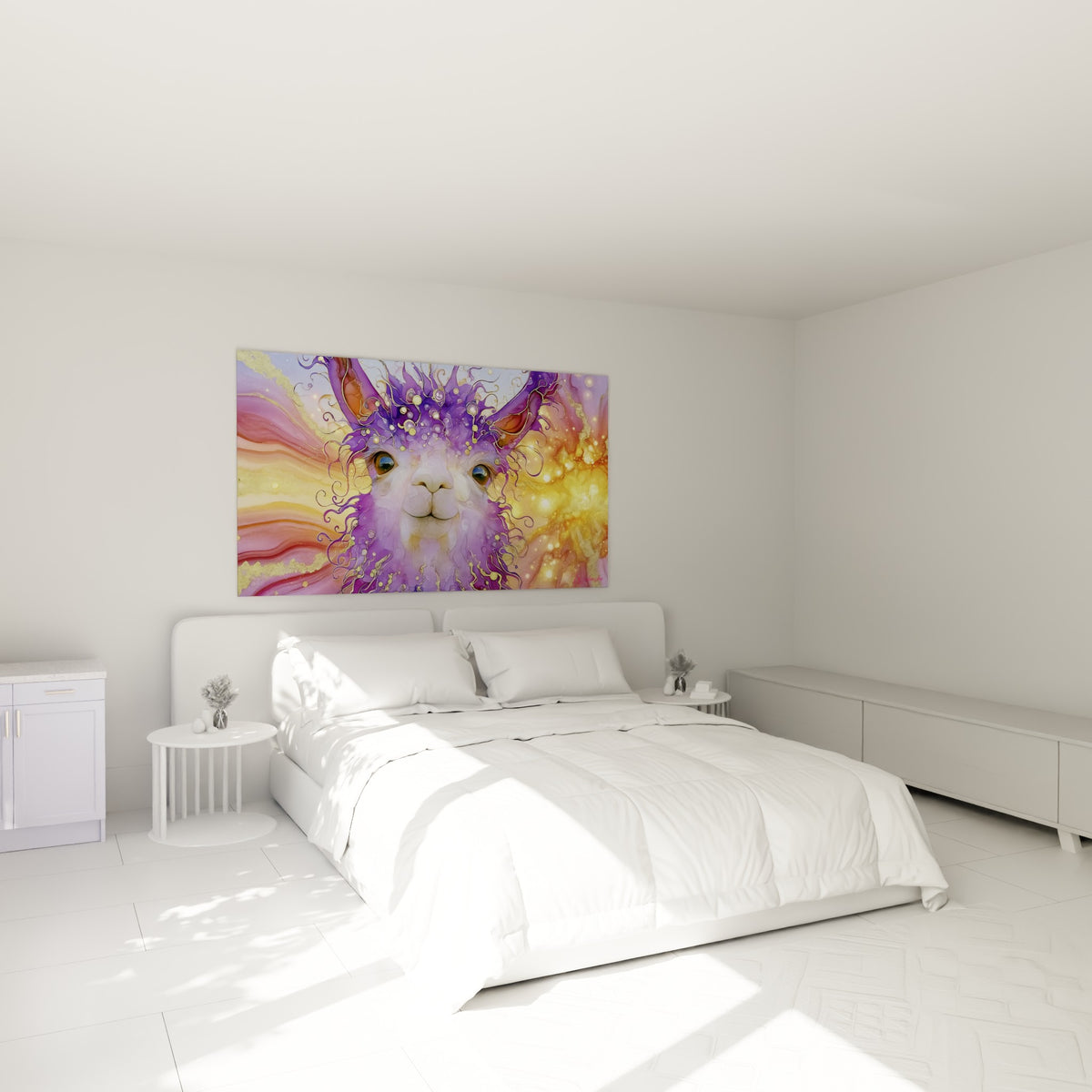 Museau blanc et pelage violet de l'alpaga, éclats dorés, au-dessus d'un lit dans une chambre claire