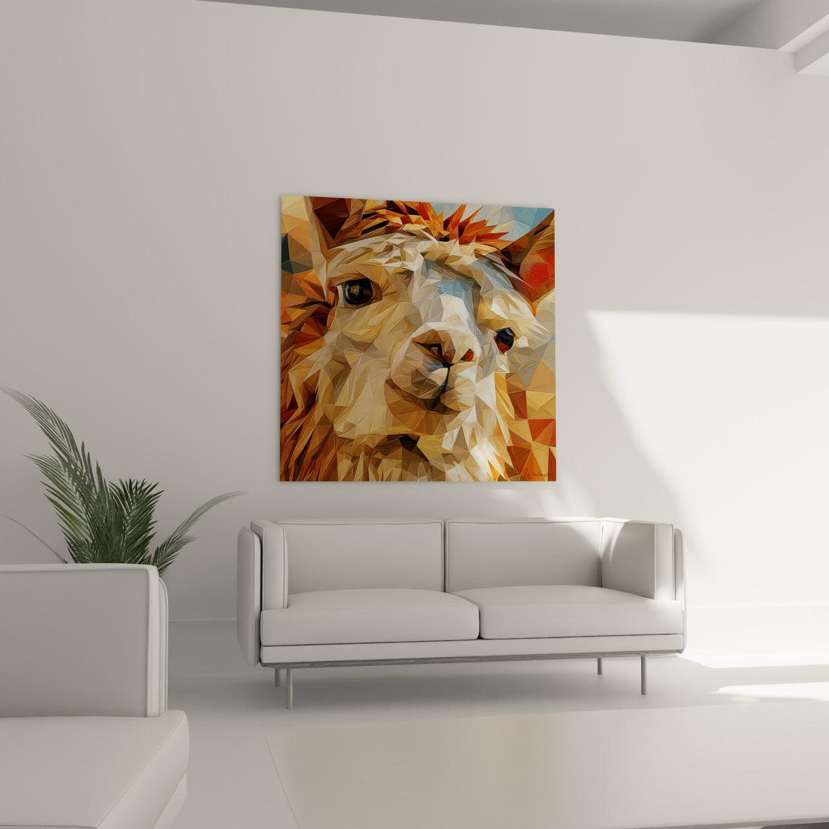 Visage d'alpaga terracotta et beige en mosaïque de triangles, au-dessus d'un canapé dans un salon lumineux
