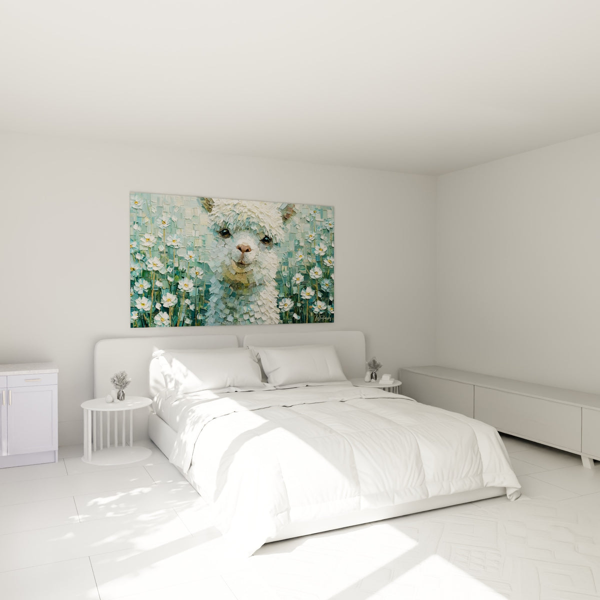 Jeune alpaga blanc entouré de fleurs dorées, accroché au-dessus d'un lit dans une chambre claire