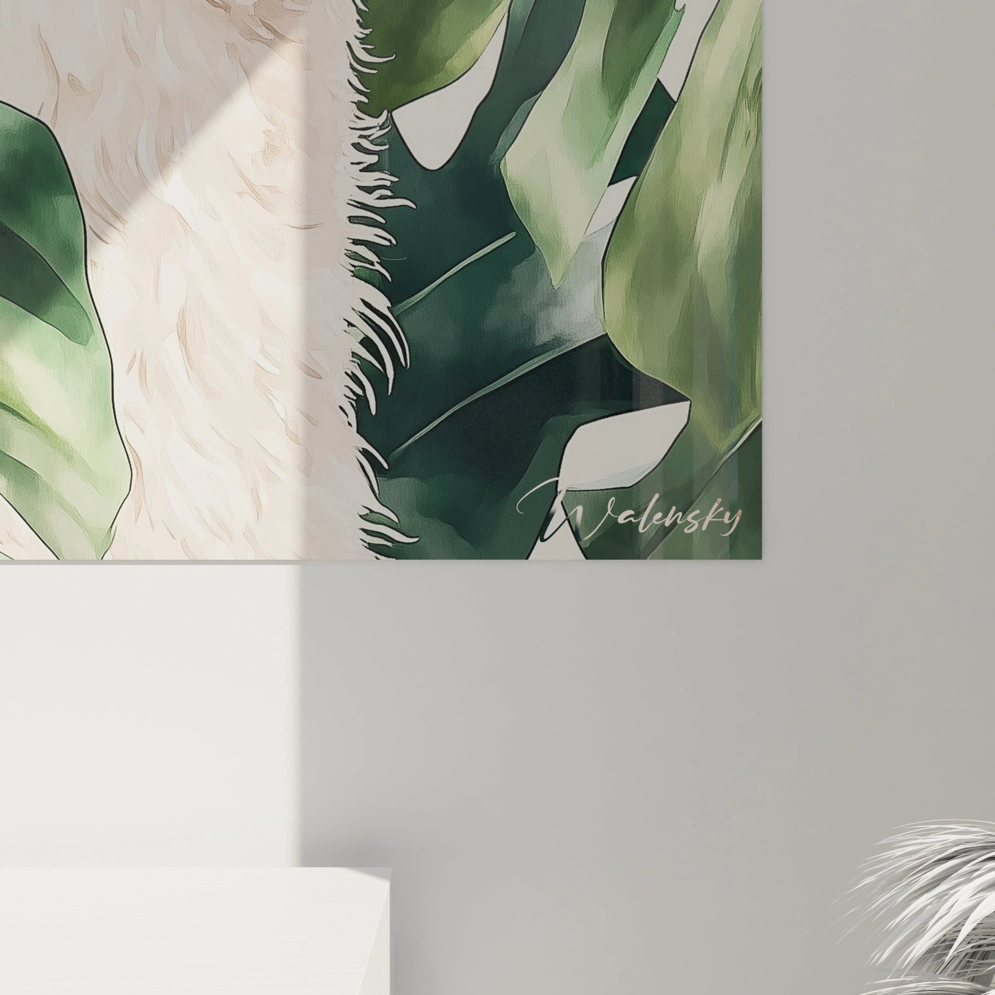 Un tableau artistique abstrait présentant un alpaga au regard doux, avec un traitement minutieux de sa fourrure blanche et de ses oreilles pointues, contrastant avec les larges feuilles vertes de monstera qui l'entourent dans une composition verticale.