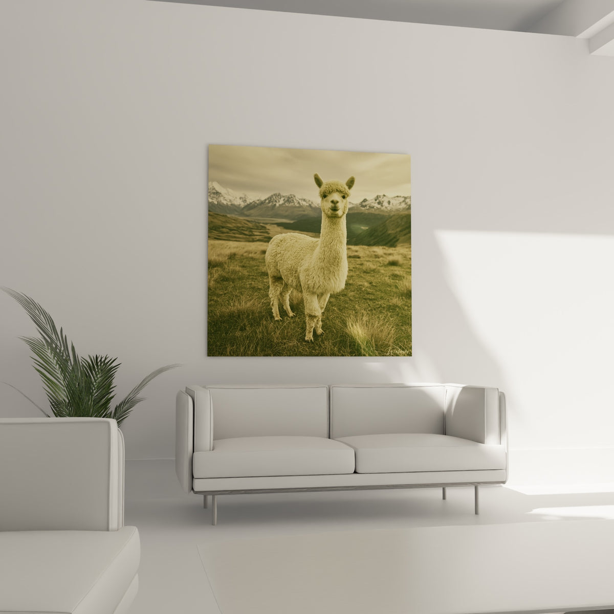 Silhouette d'alpaga crème dans un décor de sommets gris pâle, au-dessus d'un canapé dans un salon lumineux.