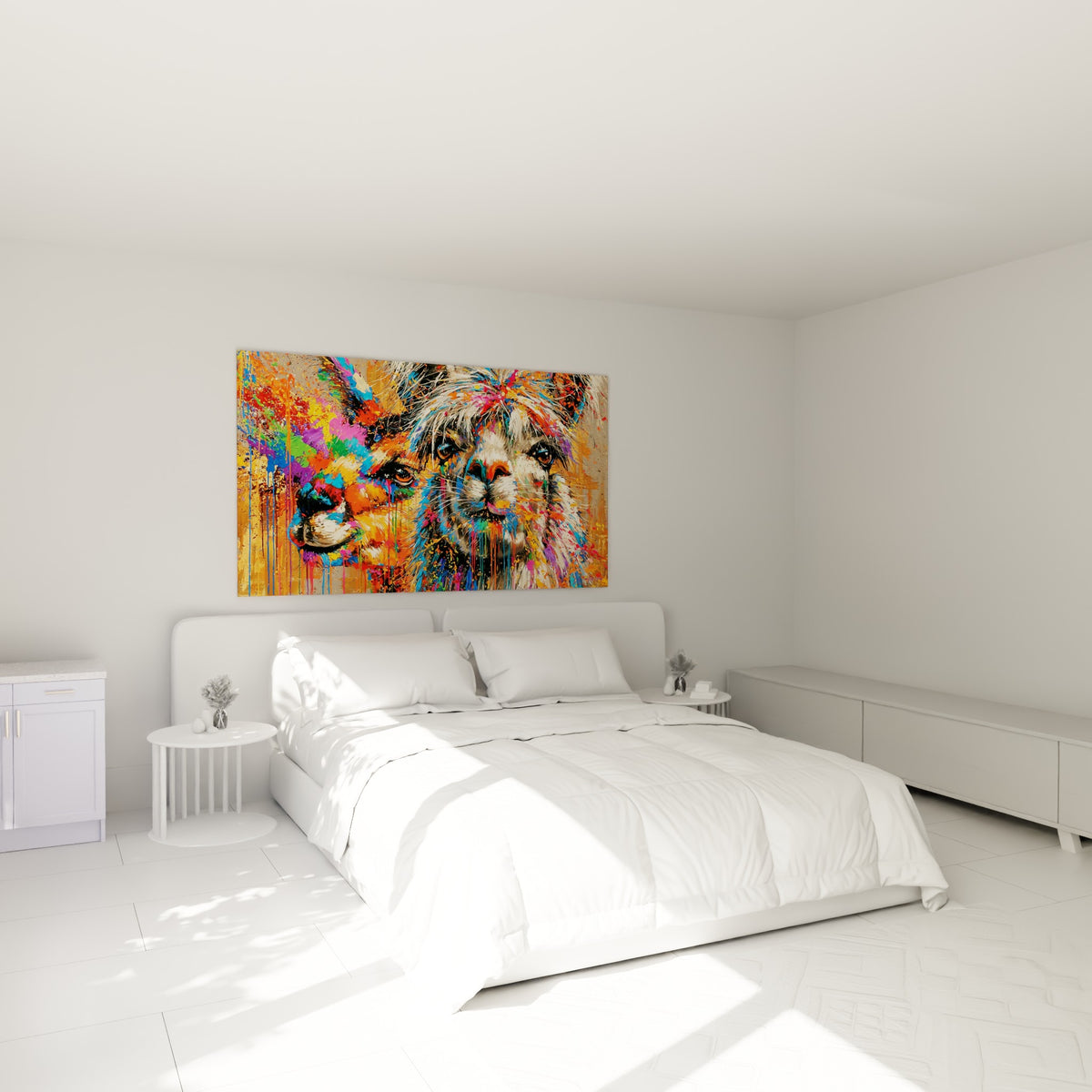 Regards d'alpagas multicolores aux teintes turquoise et fuchsia, au-dessus d'un lit dans une chambre claire