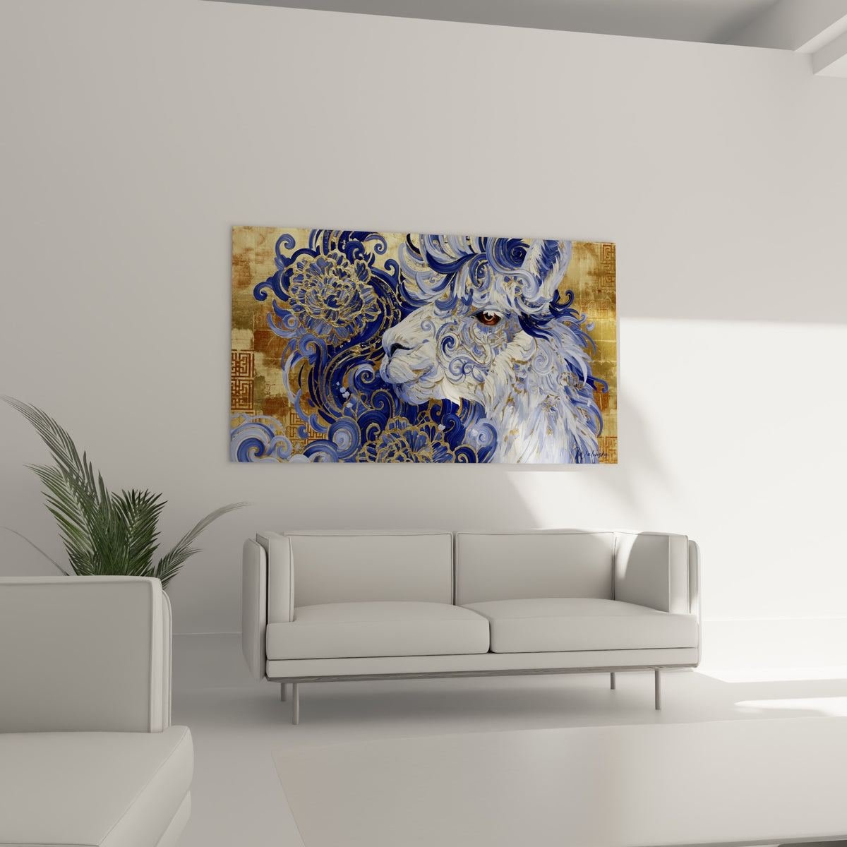 Regard brun d'alpaga niché dans un pelage stylisé bleu marine et or, au-dessus d'un canapé dans un salon lumineux