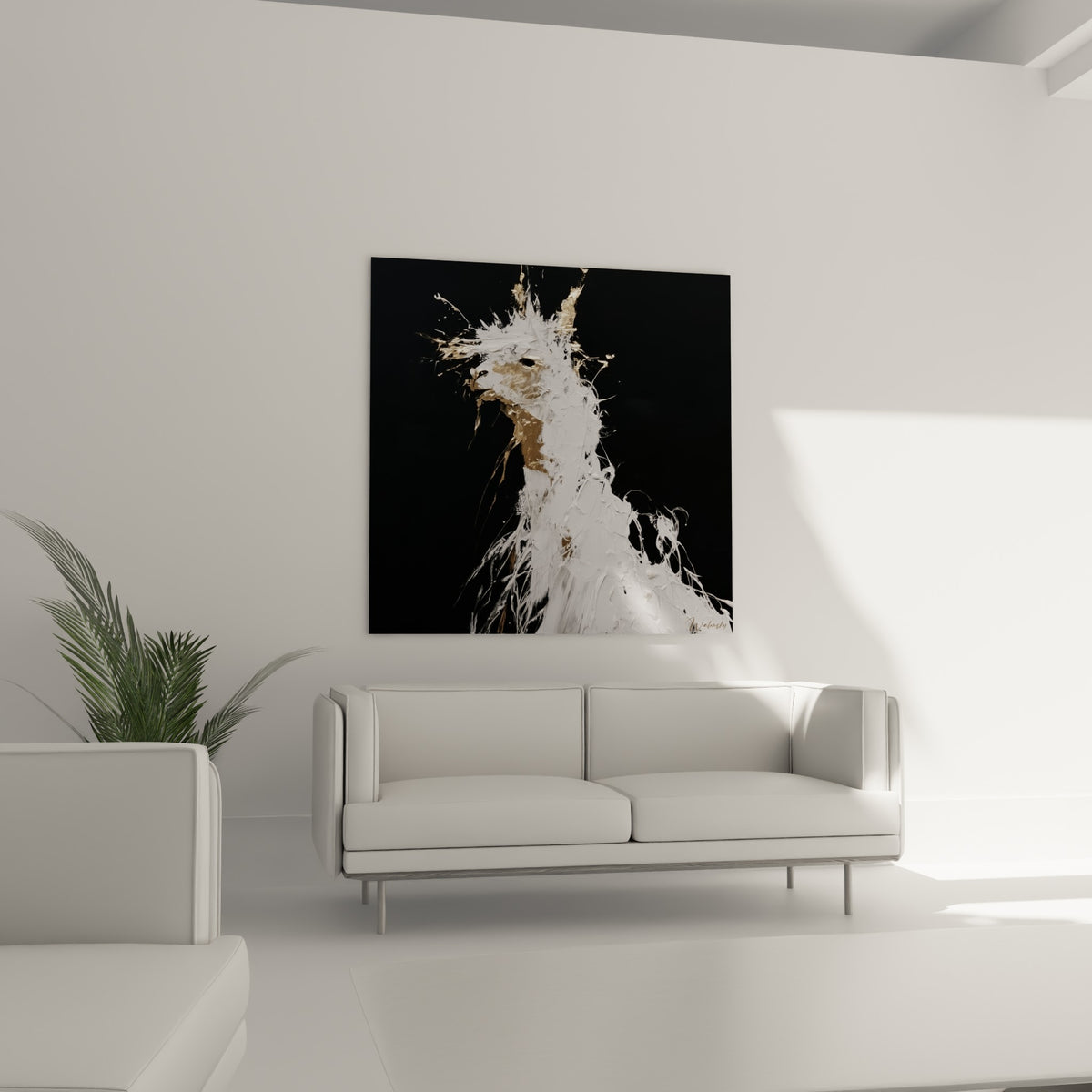 Tête d'alpaga en relief blanc et or, suspendue au-dessus d'un canapé dans un salon lumineux