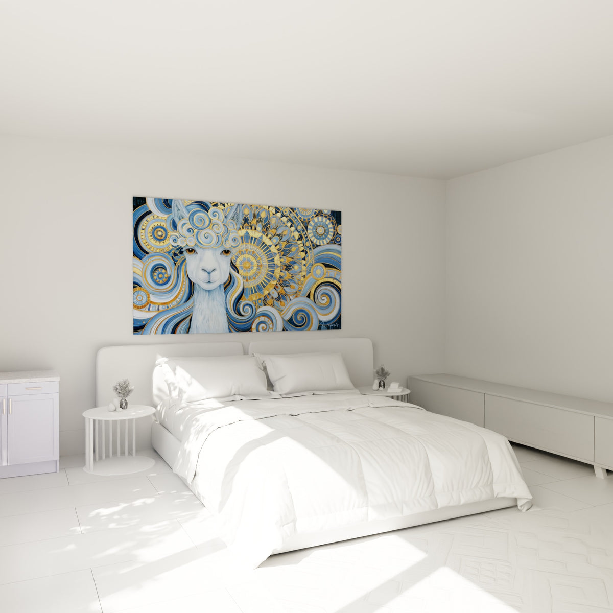 Museau blanc d'alpaga cerné de motifs bleu pastel et or, accroché au-dessus d'un lit dans une chambre claire