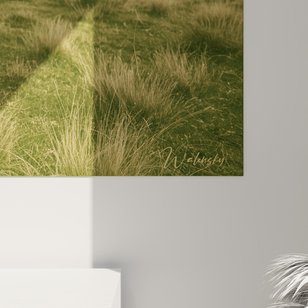 Détail du pelage laineux crème de l'alpaga, grain sépia et coulures dorées visibles sur l'impression