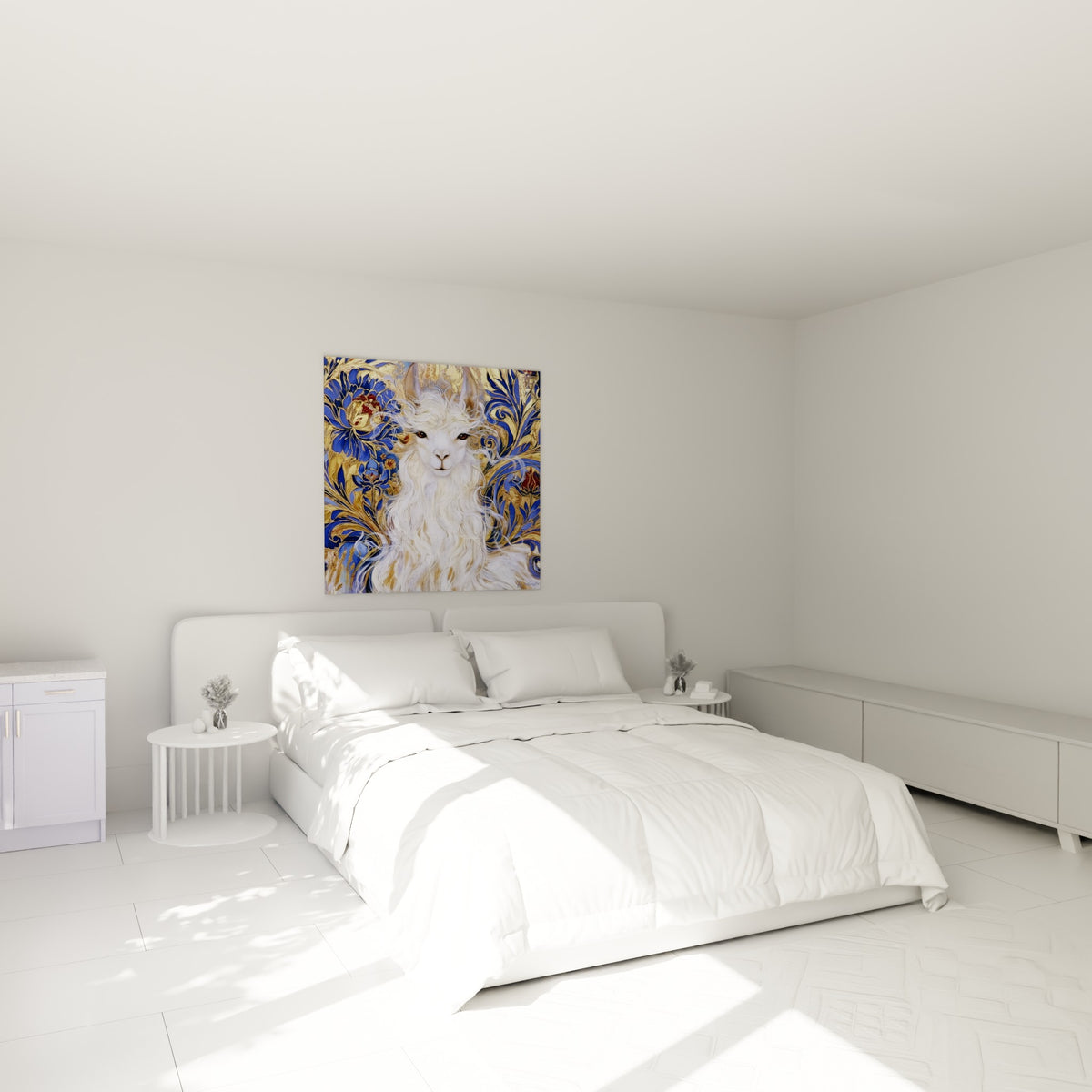 Créature au pelage blanc et doré, ornements bleu marine, au-dessus d'un lit dans une chambre claire
