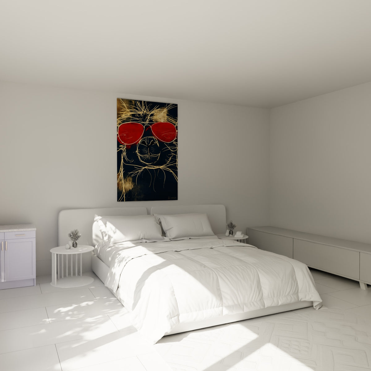 Museau noir d'alpaga cerné de doré et rouge accroché au-dessus d'un lit dans une chambre claire