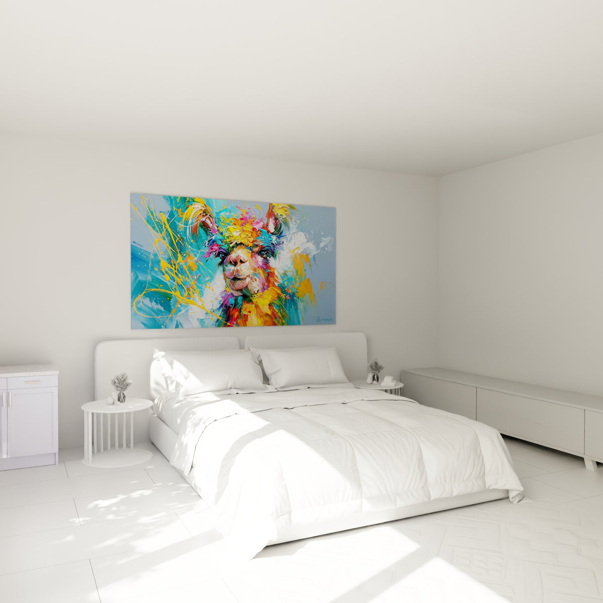 Portrait d'alpaga turquoise et orange accroché au-dessus d'un lit dans une chambre claire