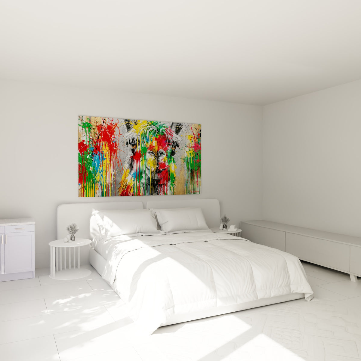 Portrait d'alpaga aux coulures rouges et jaunes accroché au-dessus d'un lit dans une chambre claire