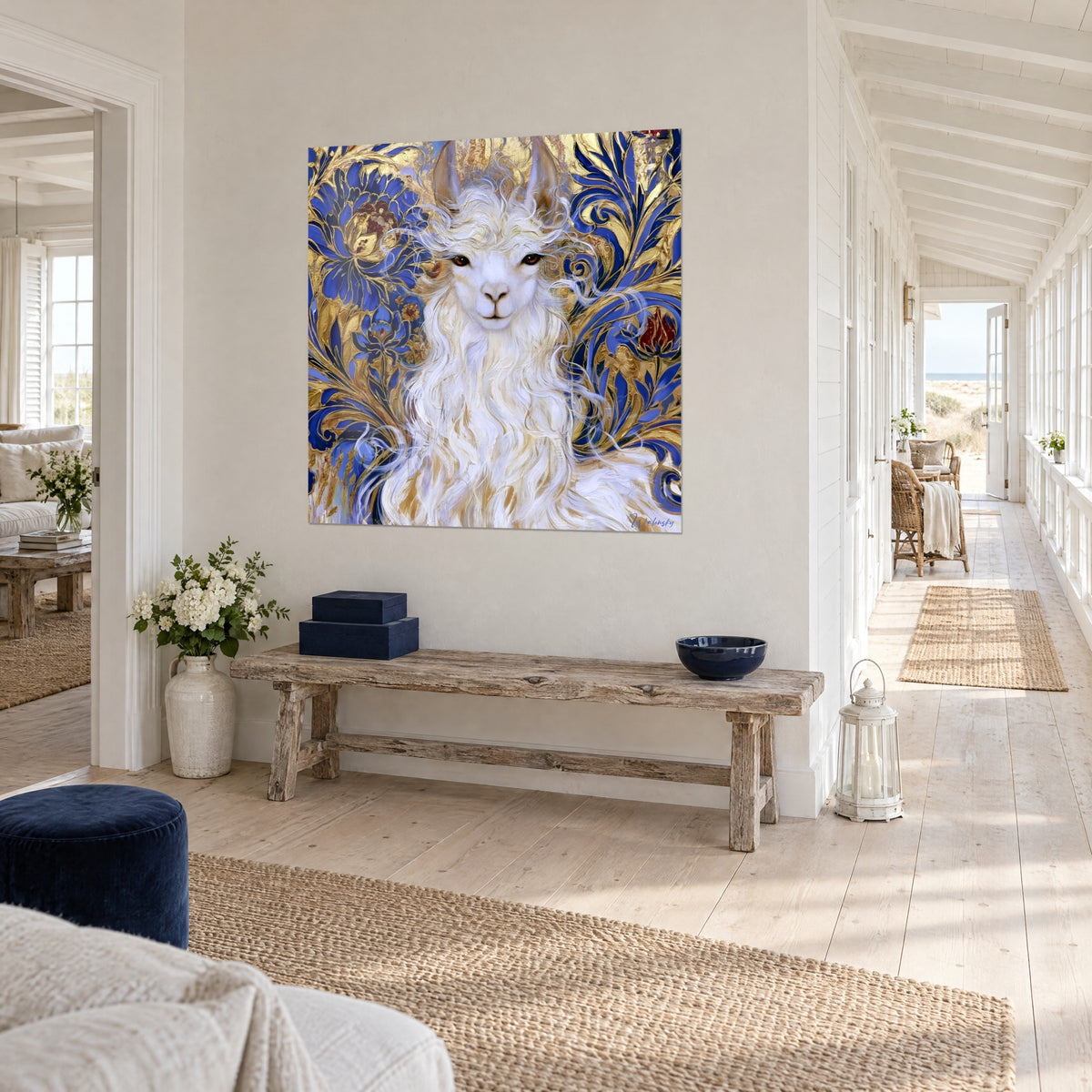 Visage doux de l'alpaga blanc, mèches dorées et fond floral bleu, au-dessus d'un canapé dans un salon lumineux