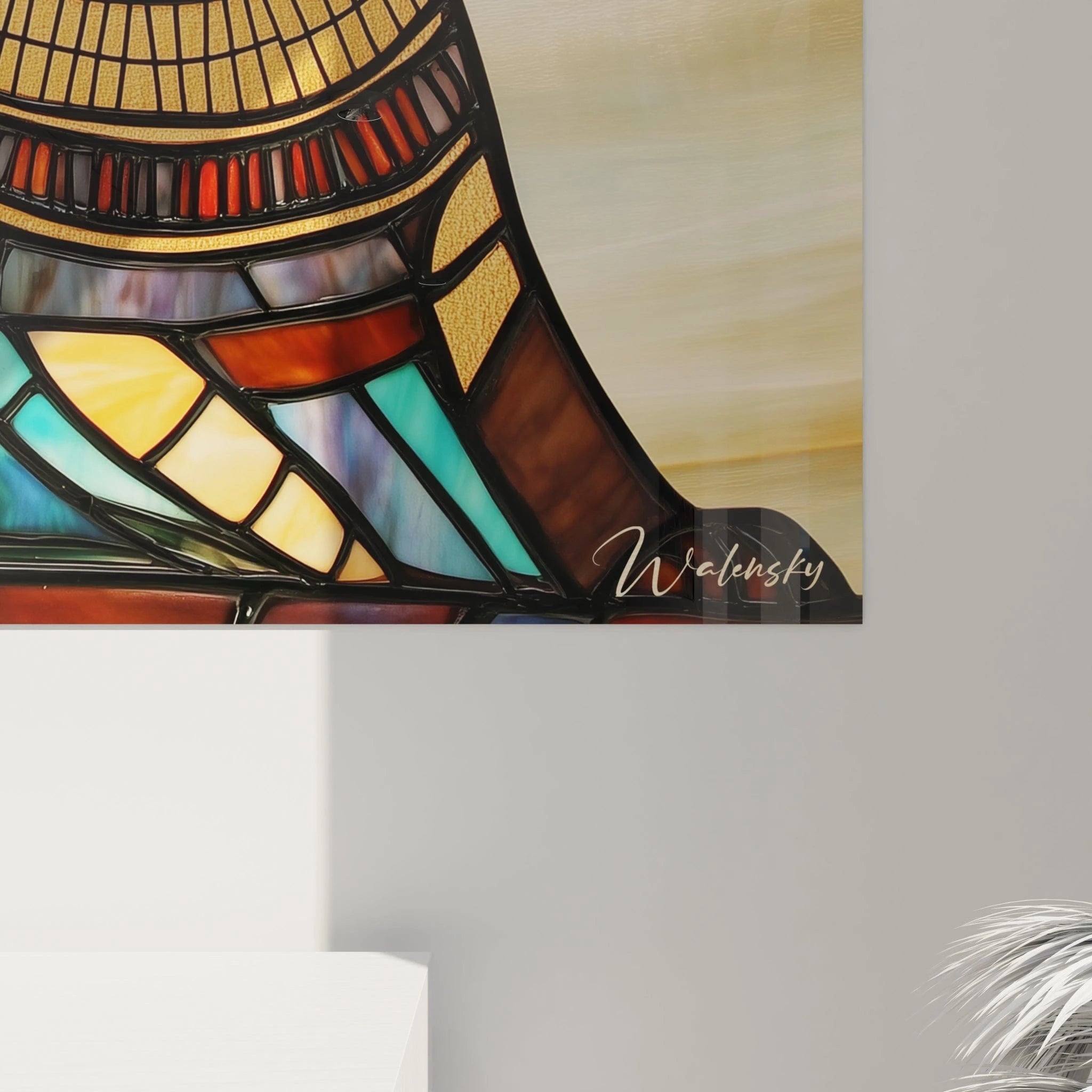 Un tableau vitraux présentant une figure féline sacrée de profil, dans un style néo-égyptien, avec des sections en verre coloré turquoise, ambre et brun, des jointures noires définissant les motifs géométriques des parures rituelles, illuminé par une lumière traversant les zones translucides.