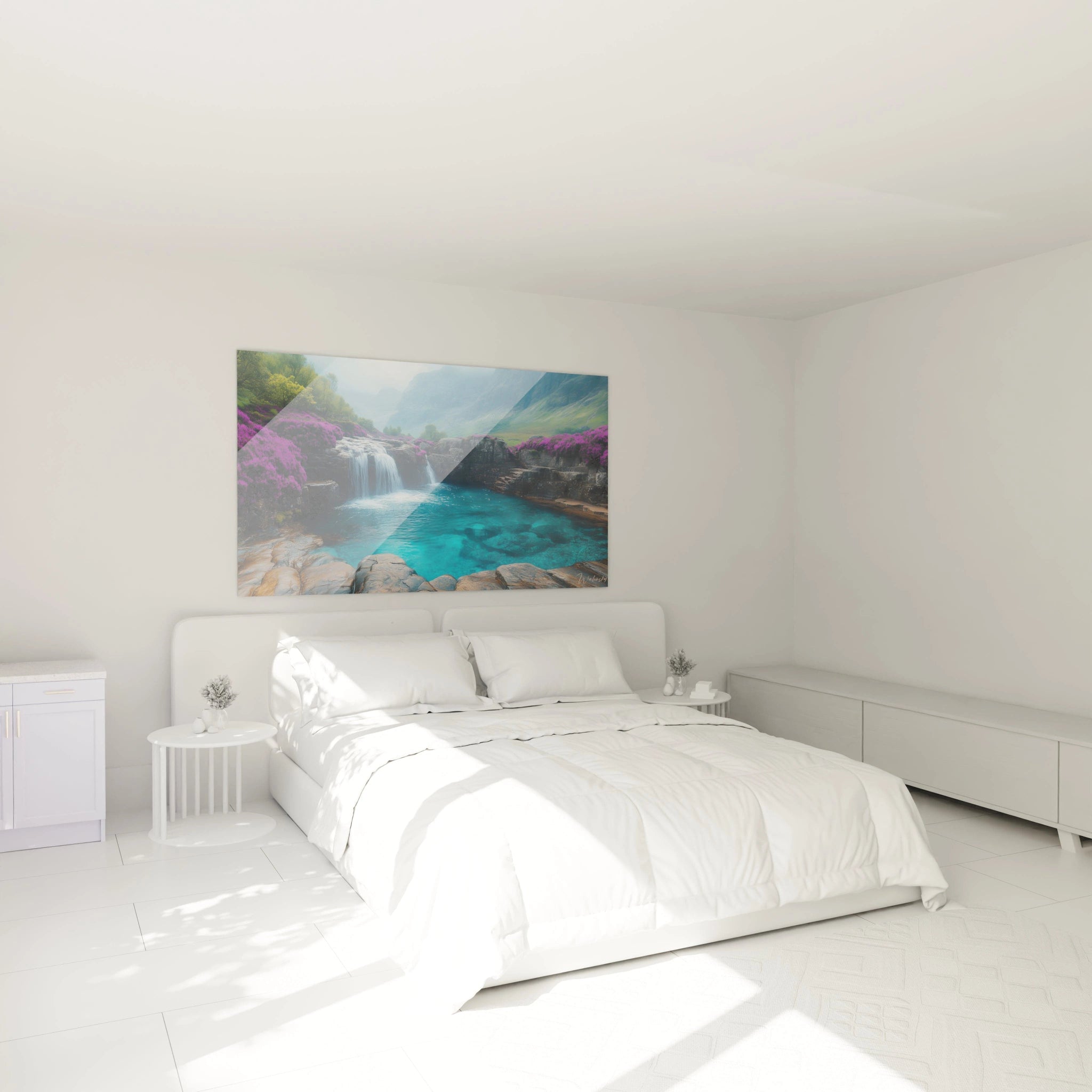 Un tableau cascade montrant un plan d'eau turquoise cristallin bordé de formations rocheuses sombres et de bruyères violettes luxuriantes, capturant la fluidité de l'eau qui s'écoule dans un cadre naturel écossais.