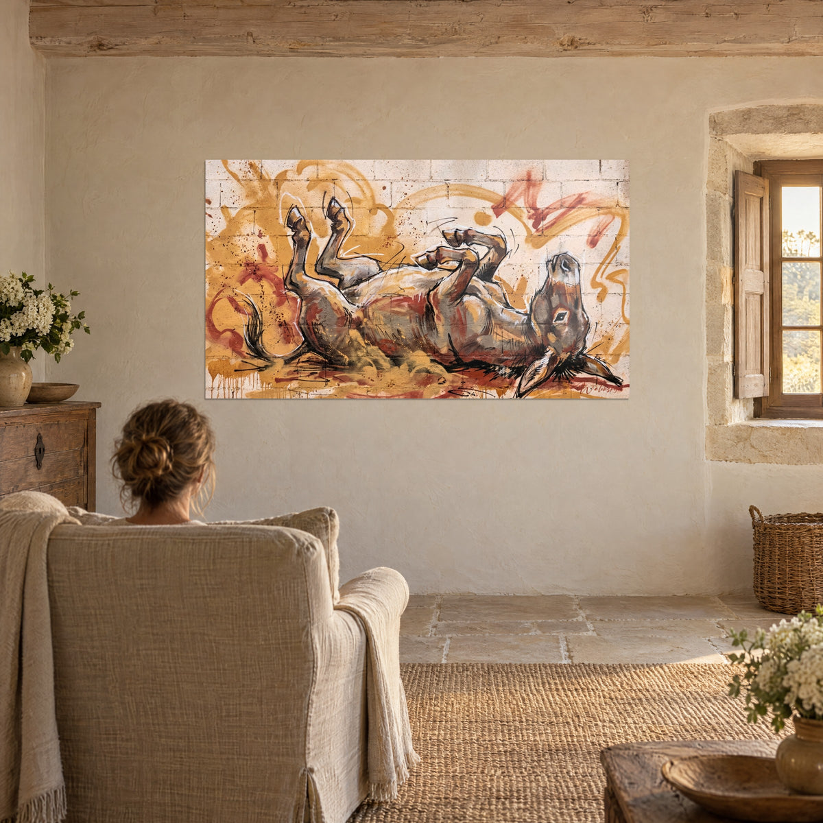 Tableau âne détendu sur fond de coulures ocre et rouge sombre, contemplé depuis un fauteuil en lin, fenêtre de pierre à droite