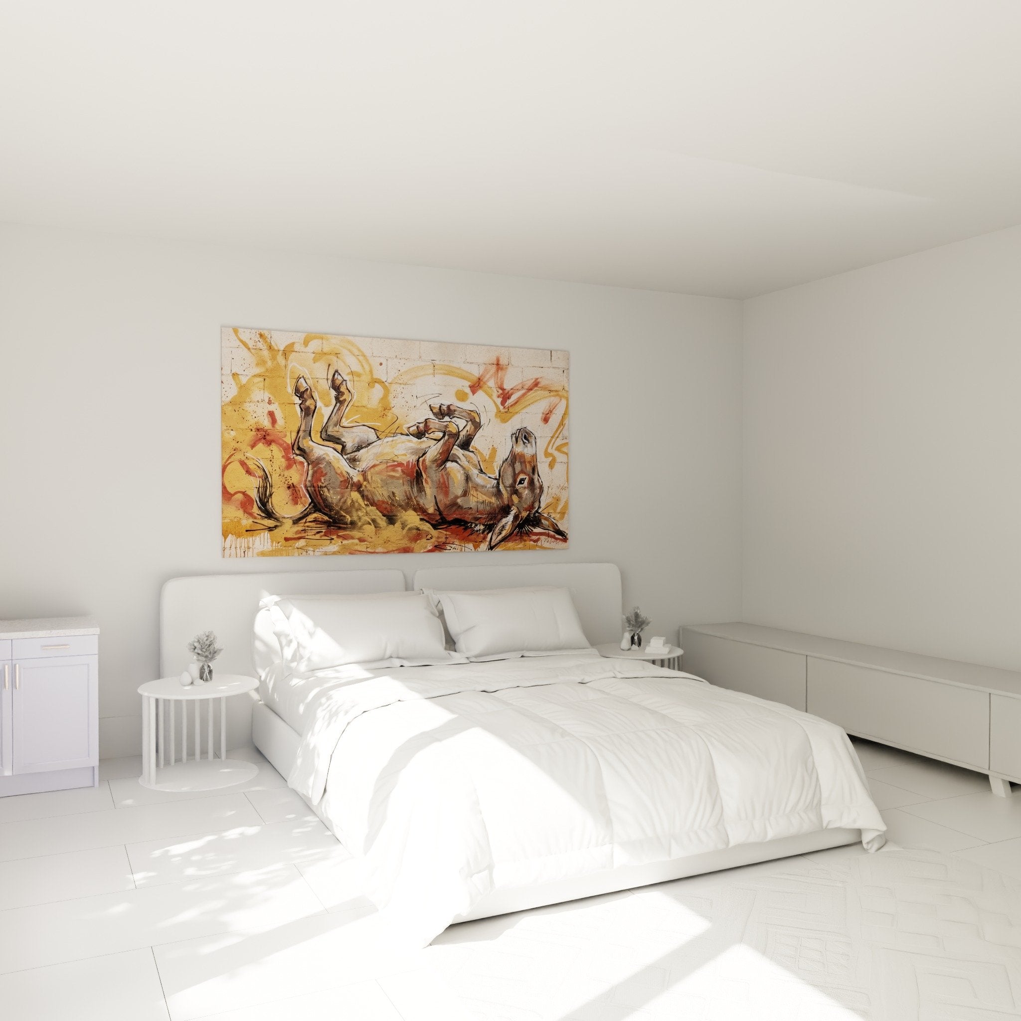 Gemälde eines ruhenden Esels in einem Schlafzimmer mit beigen Wänden, natürlichem Holzmobiliar und rustikaler Dekoration