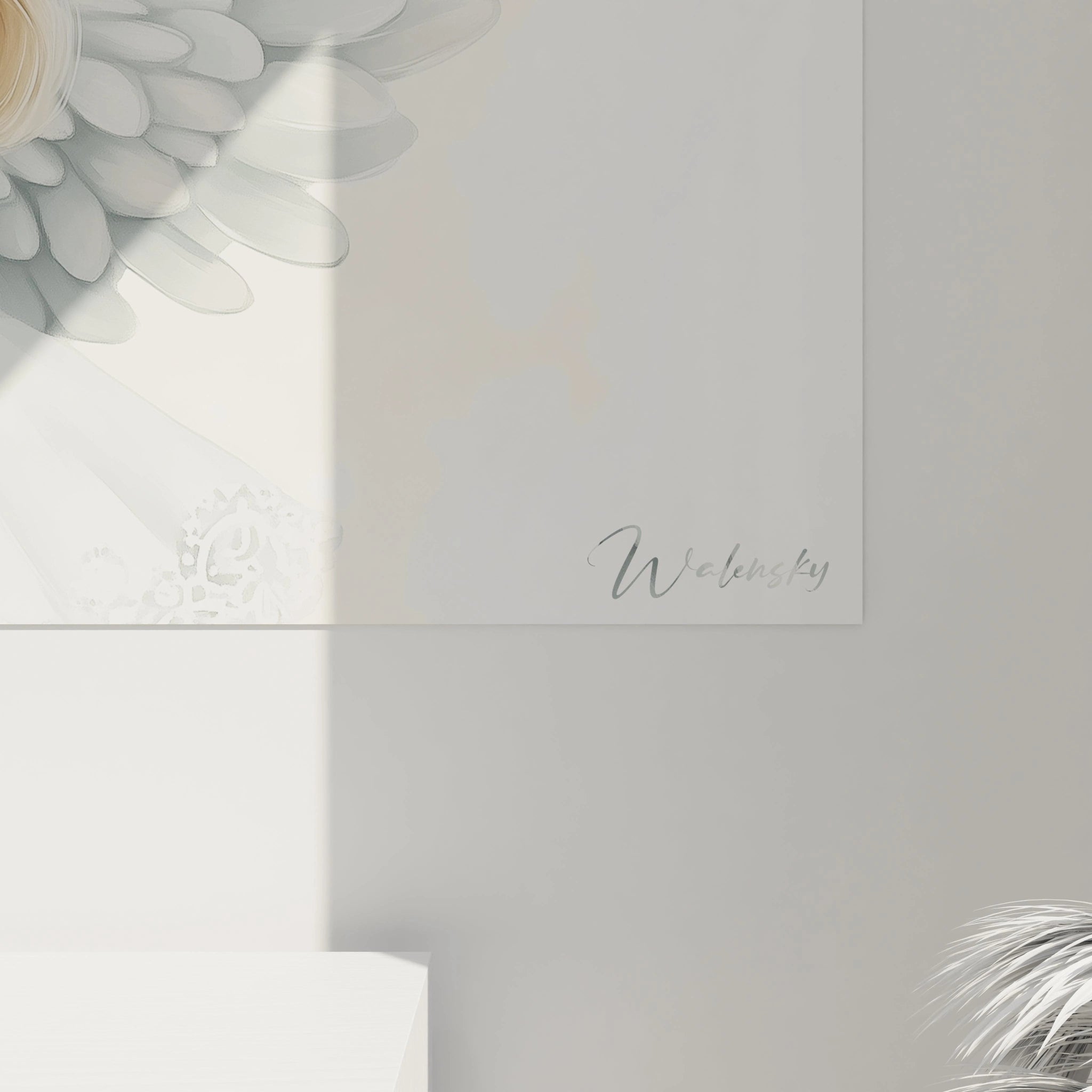 Un tableau ange pour enfant mettant en scène un personnage aux ailes déployées, vêtu d’une robe fluide, avec une lune en arrière-plan, des détails floraux et une palette de blanc, beige et doré.