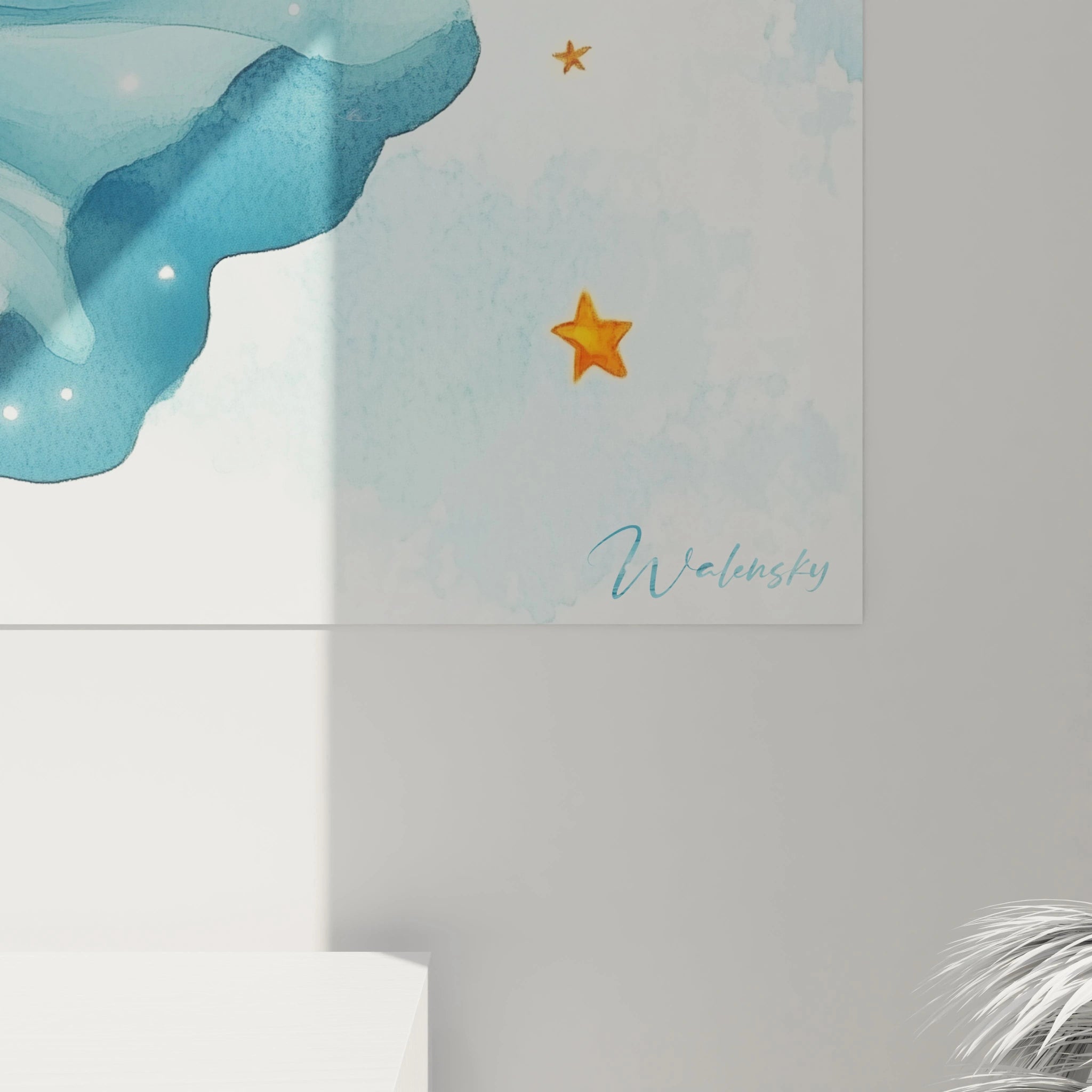 Un tableau ange pour enfant représentant un ange aux ailes blanches et à la robe bleue, entouré d’étoiles jaunes. Le fond bleu clair est légèrement texturé, avec des transitions de couleur douces.