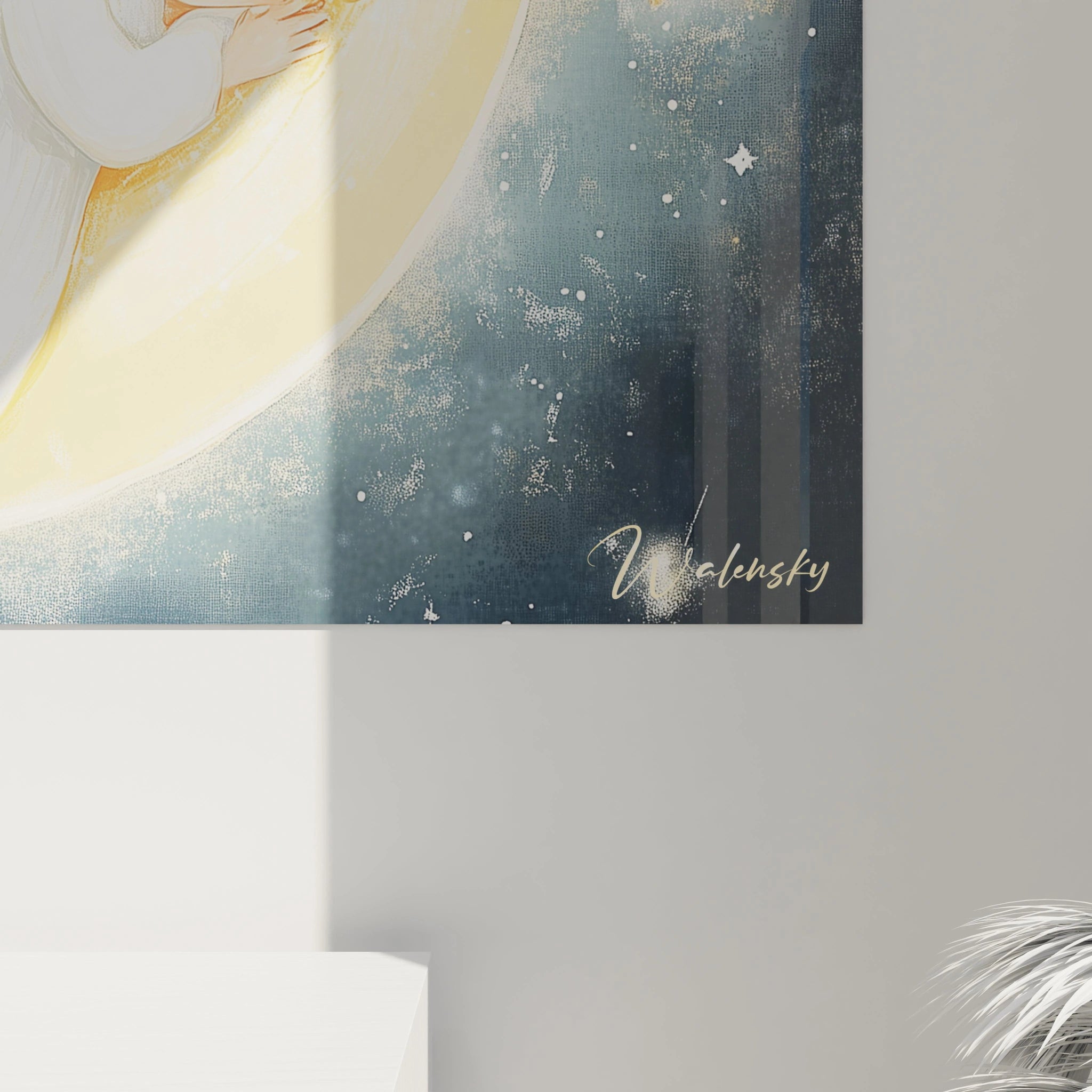 Un tableau ange pour enfant montrant un décor nocturne, où un ange repose sur une lune courbée, avec une palette de couleurs bleu foncé, or et blanc, et des contours légèrement estompés.