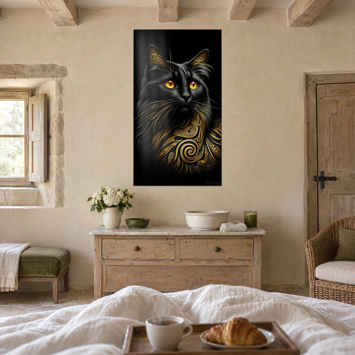 Cuadro gato atigrado de terciopelo negro con bigotes dorados, sobre una pared beige, encima de una cama en un dormitorio luminoso