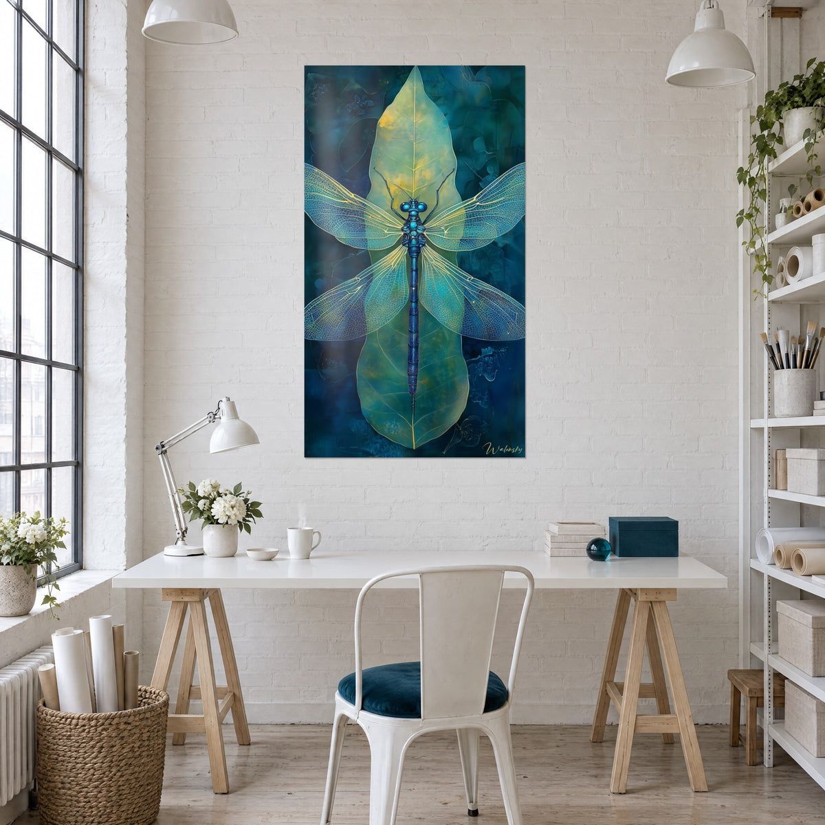 Schilderij libel in kobaltblauw en een gouden blad met fijne nerven, witte bakstenen muur, houten bureau en witte stoel
