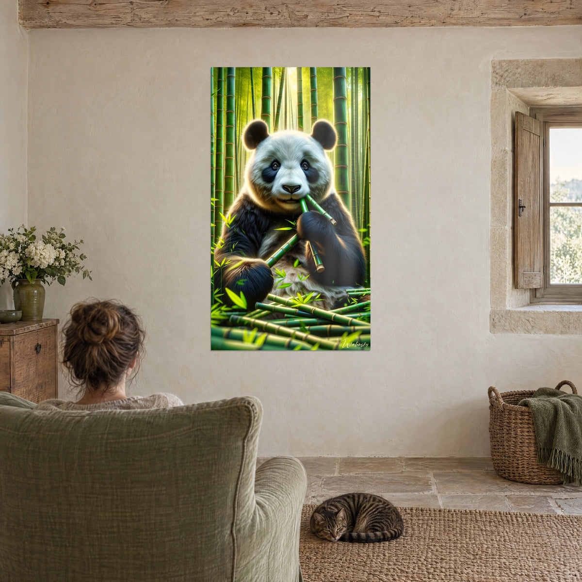 Gemälde mit einem verträumten jungen Panda, umgeben von apfelgrünen und ockerfarbenen Halmen, gegenüber dem salbeigrünen Sessel eines rustikalen Raums, schlafende Tabby-Katze