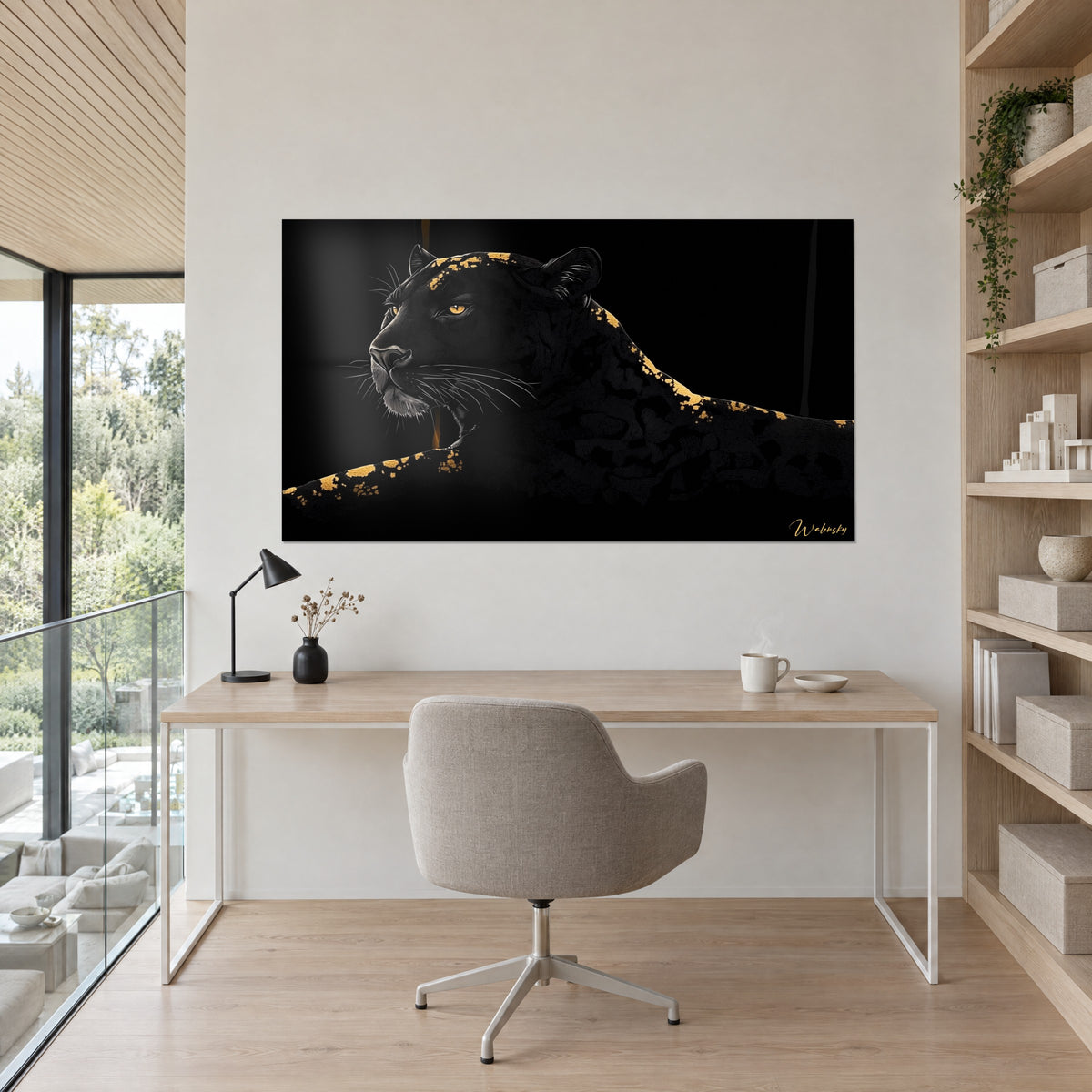 Quadro giaguaro nero in illustrazione incisa, riflessi dorati sulla spalla e sulla zampa anteriore, appeso sopra una scrivania in legno chiaro e una libreria
