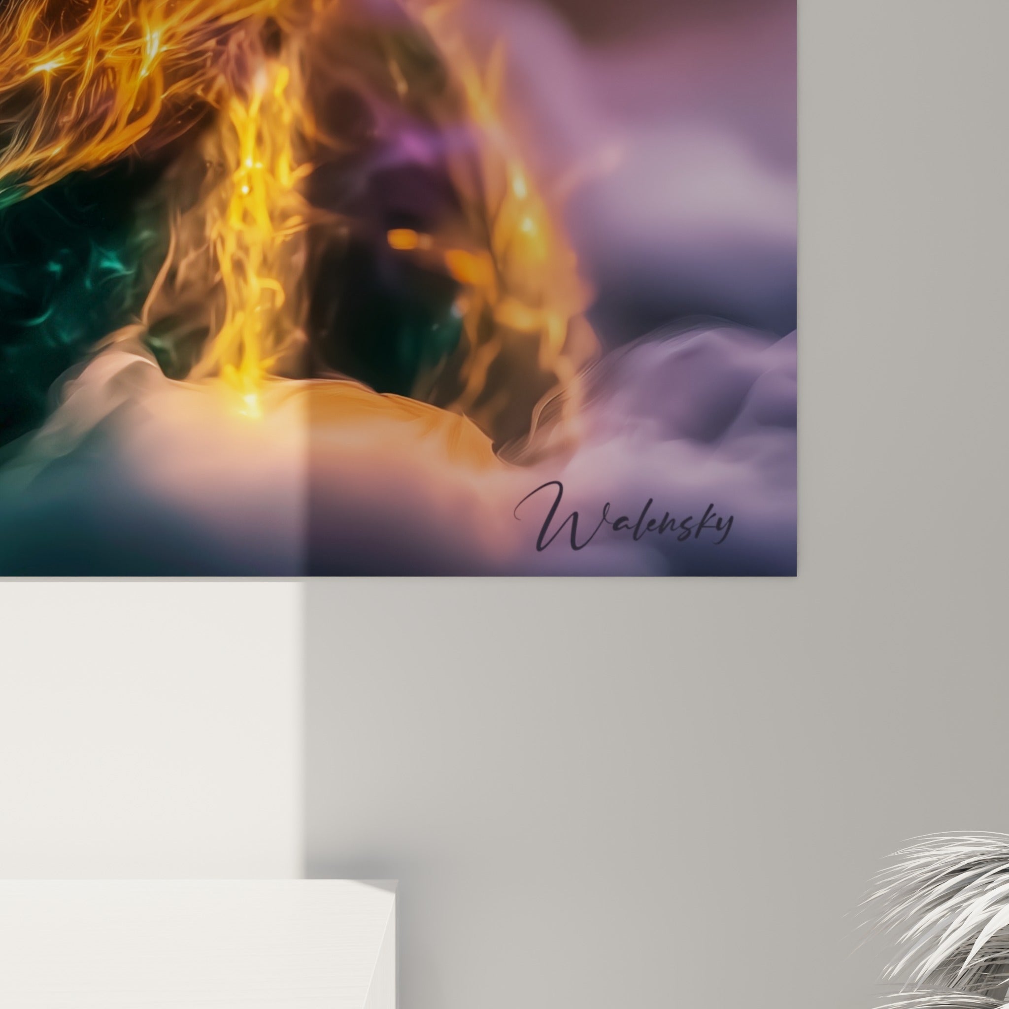 Détail des flammes orange et des filaments turquoise sur le pelage sombre, textures fluides et étincelles visibles