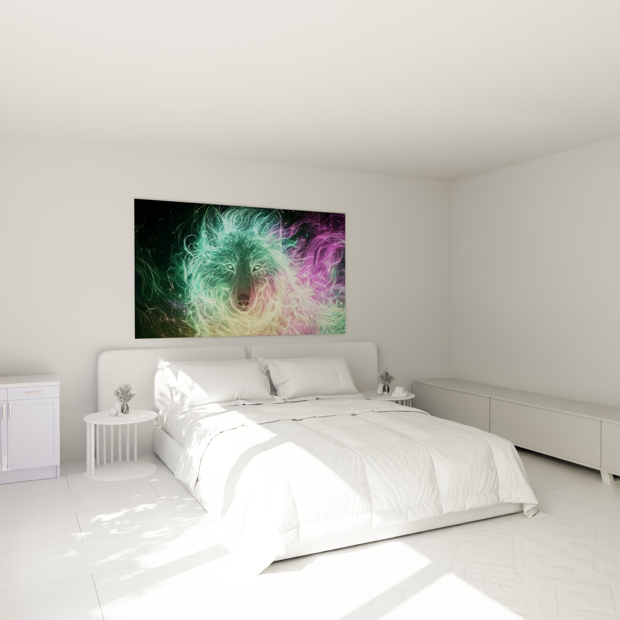Museau de loup spectral aux teintes turquoise et dorées, accroché au-dessus d'un lit dans une chambre claire