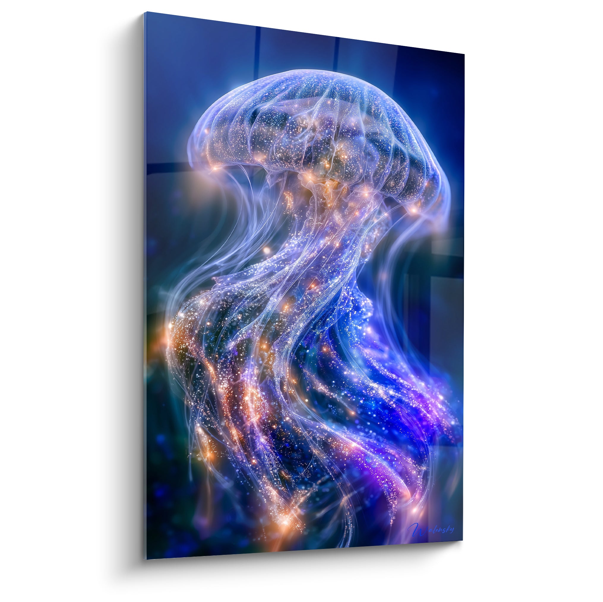 Méduse translucide bleu marine et dorée aux tentacules ondulants sur fond sombre spectral