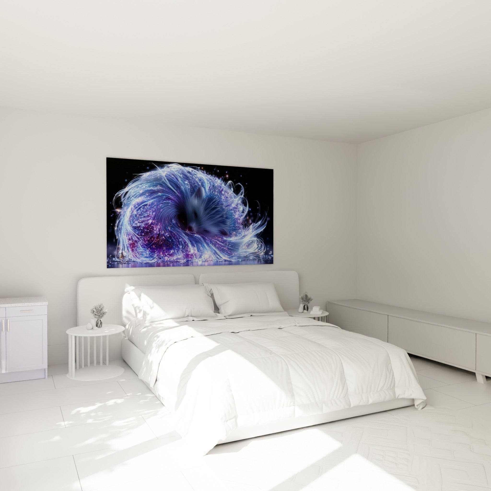 Créature spectrale bleu et violet enroulée sur elle-même, au-dessus d'un lit dans une chambre claire