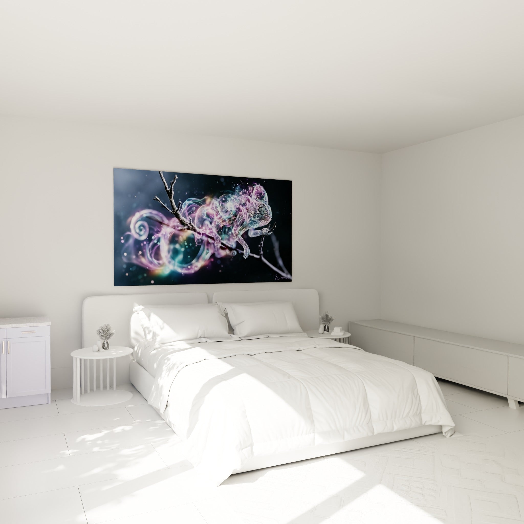 Reptile fantomatique aux volutes turquoise et violettes, accroché au-dessus d'un lit dans une chambre claire