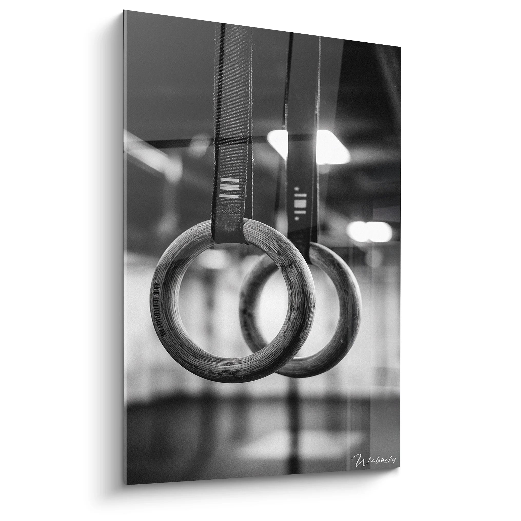 Tableau noir blanc anneaux gymnastique suspendus salle sport décoration murale fitness moderne