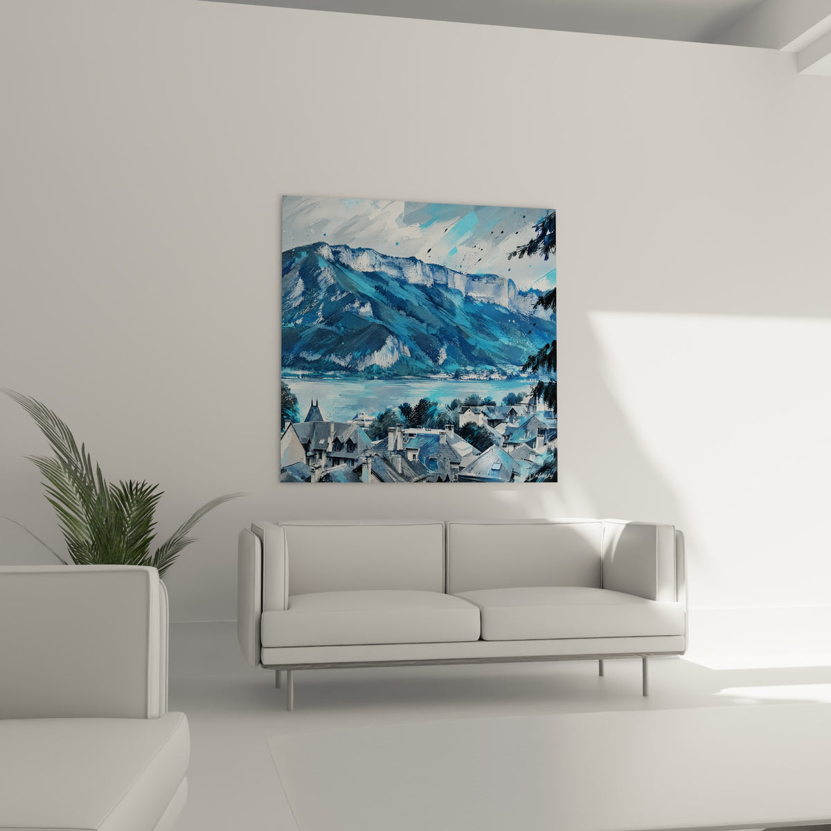 Falaises bleu marine et reflets du lac dominant les toitures, au-dessus d'un canapé dans un salon lumineux