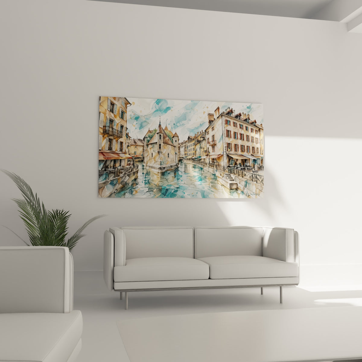Canal d'Annecy aux teintes dorées et turquoise accroché au-dessus d'un canapé dans un salon lumineux