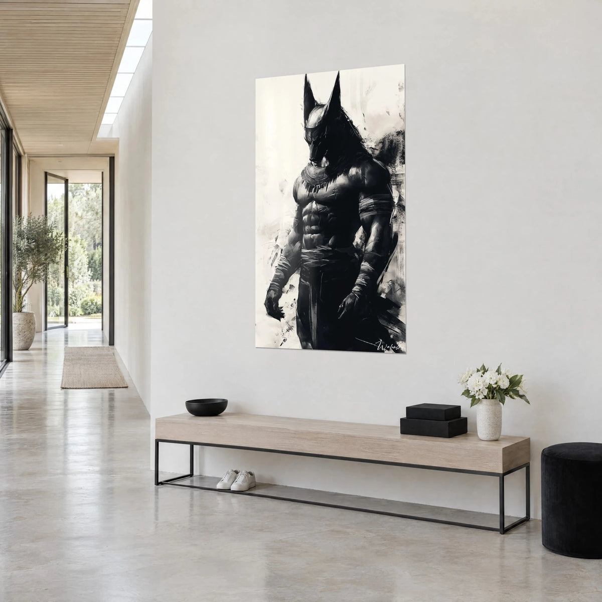 Quadro del dio sciacallo con bende scure, pennellate nere su fondo crema, vista di tre quarti in un corridoio chiaro da architetto