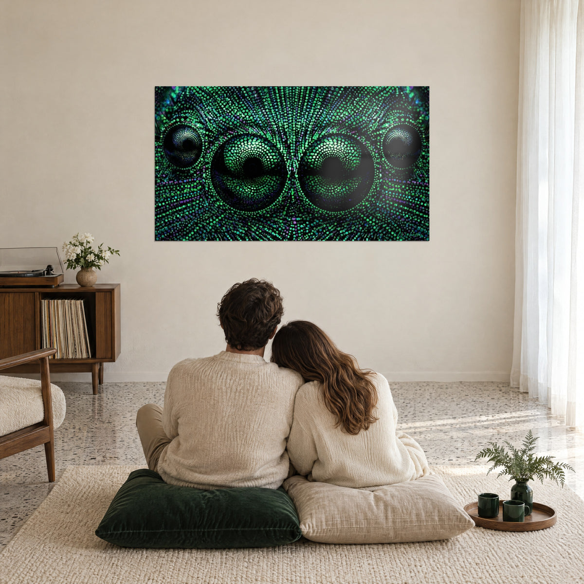Πίνακας μάσκας αράχνης σε πουαντιγισμό, χρώμα νεφρίτη και βαθύ μαύρο με λιλά ανακλάσεις, σε φωτεινό σαλόνι πάνω από ένα ζευγάρι από πίσω