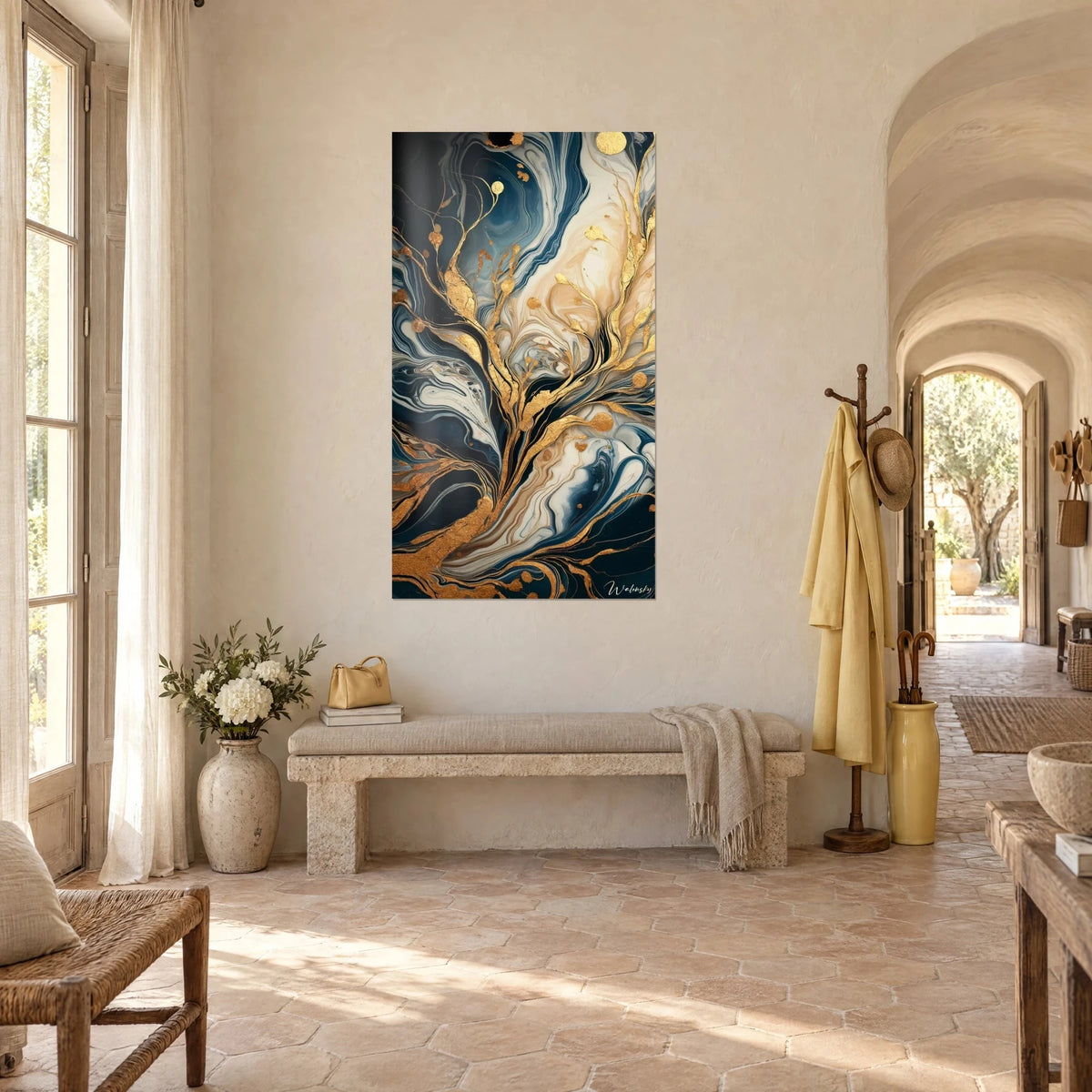 Gemälde mit verschmelzenden Goldästen auf marineblauem und elfenbeinfarbenem Grund, Dreiviertelansicht im gewölbten Eingang eines provenzalischen Mas