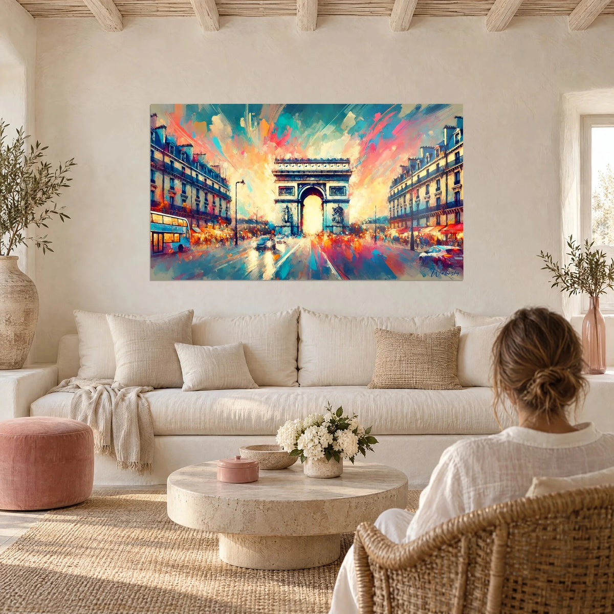 Gemälde Arc de Triomphe in lebendiger Malerei, rosa und türkisfarbener Himmel, über einem Sofa in einem hellen Wohnzimmer