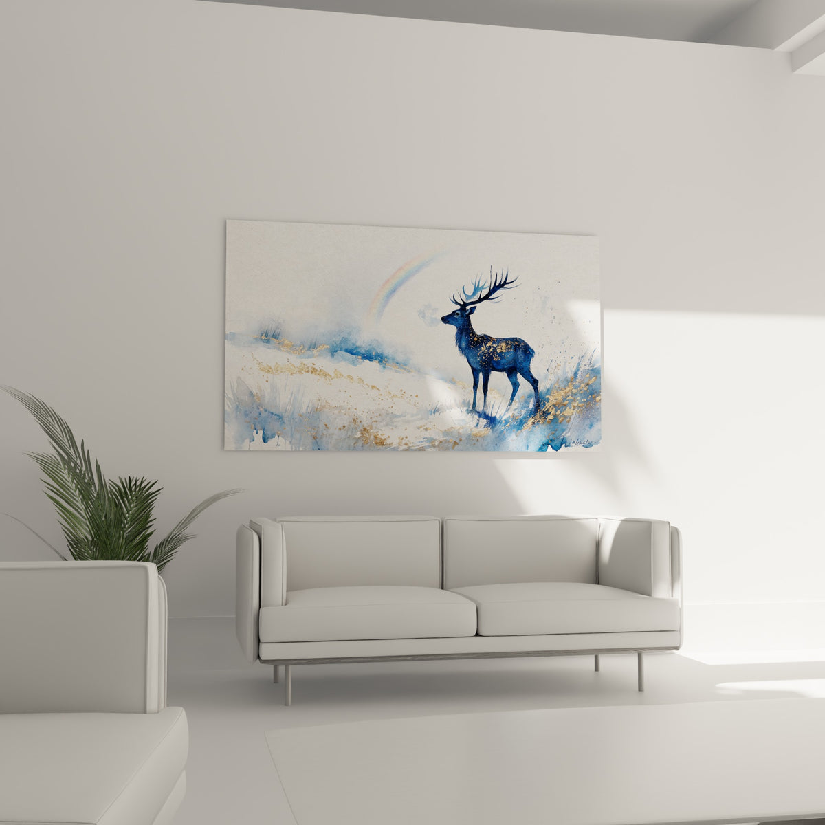 Silhouette de cerf bleu nuit et dorée devant un arc-en-ciel, au-dessus d'un canapé dans un salon lumineux