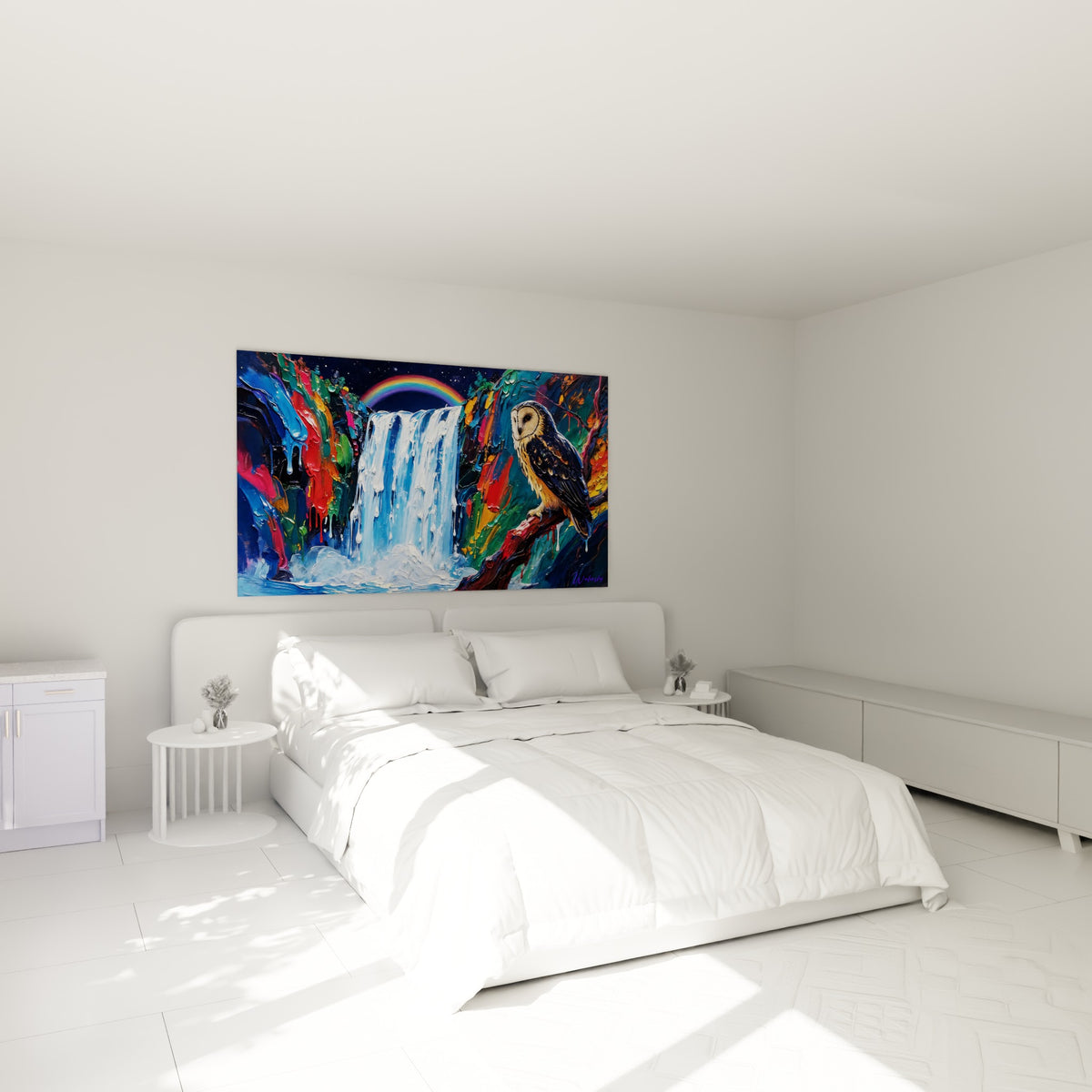 Chouette bleu nuit et dorée près d'une cascade blanche, au-dessus d'un lit dans une chambre claire