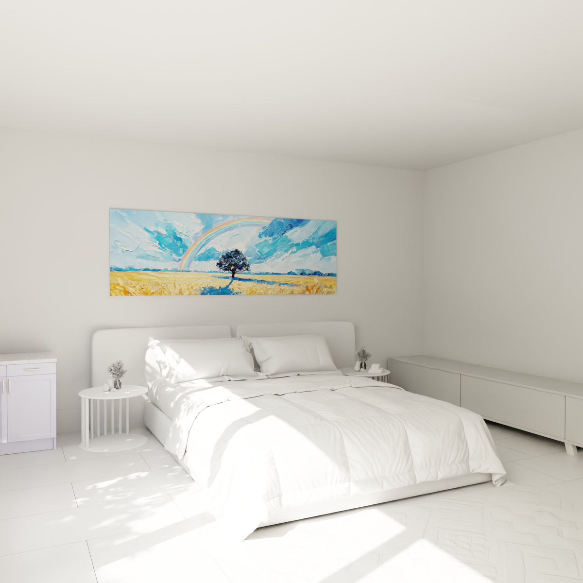 Arbre solitaire et arc-en-ciel bleu et doré peints au couteau, accrochés au-dessus d'un lit dans une chambre claire