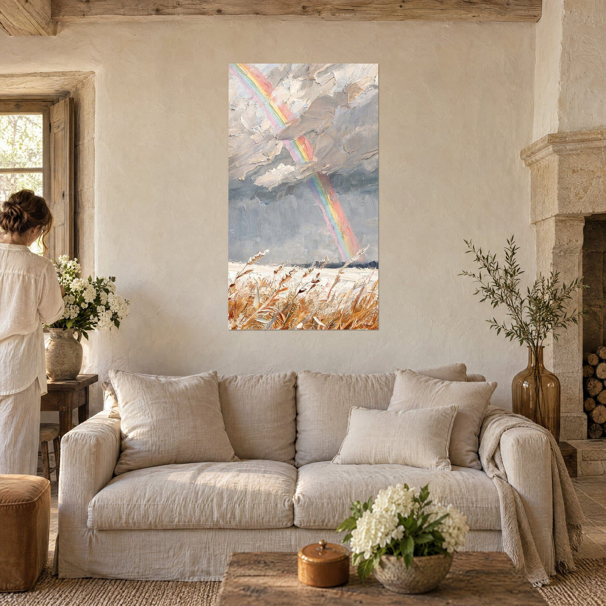 Tableau arc-en-ciel pastel traversant un ciel d'orage gris, roseaux ocre en bas, au-dessus d'un canapé dans un salon lumineux