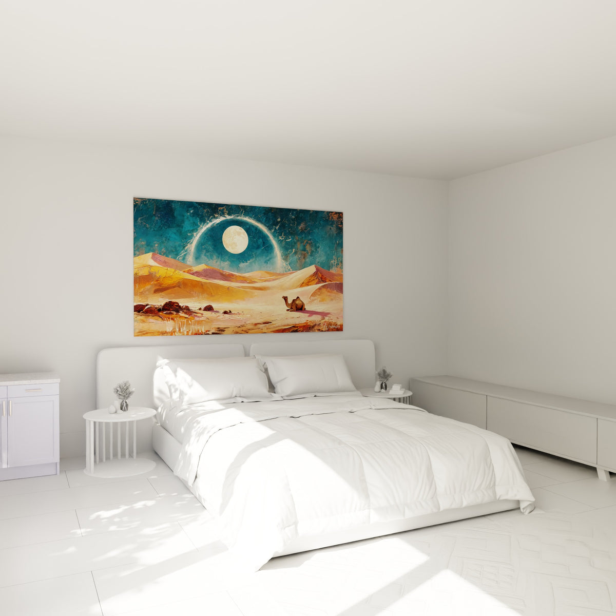 Dunes ocre et ciel bleu pétrole avec chameau au repos, au-dessus d'un lit dans une chambre claire
