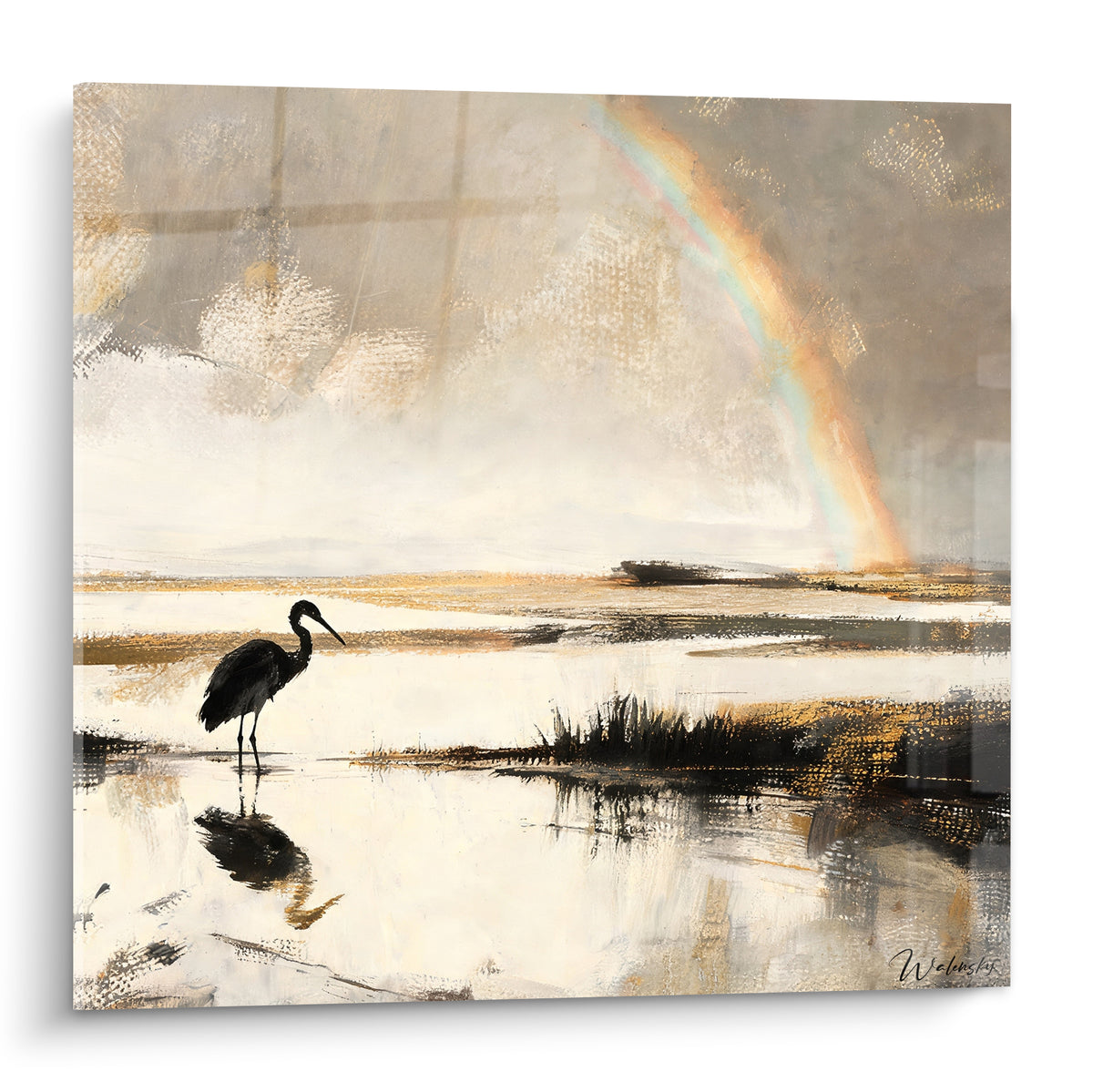 Héron noir immobile dans un marais beige et doré sous un arc-en-ciel pastel discret