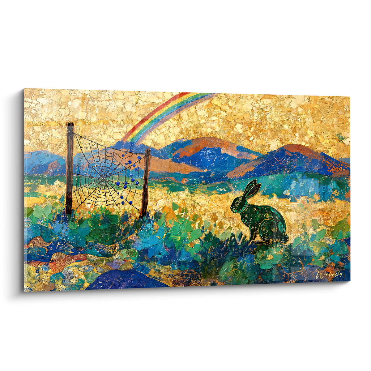 Lapin vert émeraude assis près d'une toile d'araignée bleue, fond doré craquelé et collines bleu marine.